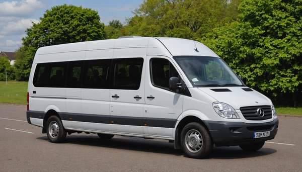 Découvrez le confort de louer un minibus 9 places aujourd'hui !